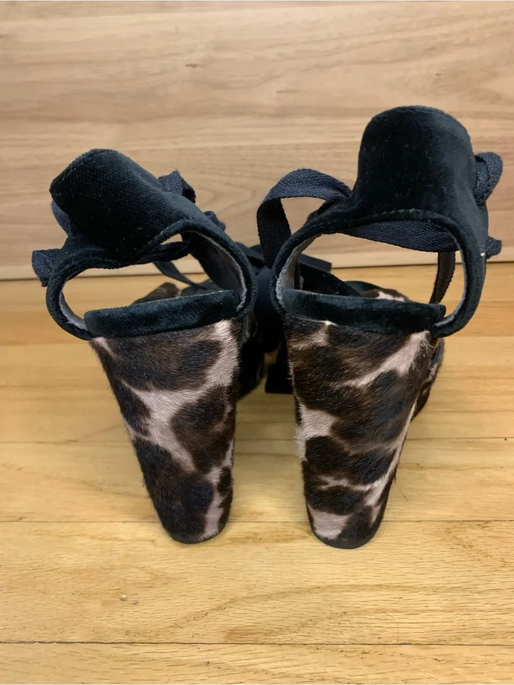 Stuart Weitzman  x Theodora & Callum Leopard Print Wedge Heels - Size 7.5 - Picture 4 of 8